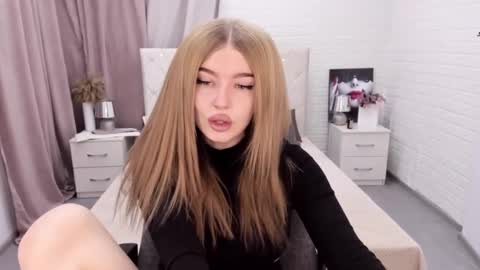 Snapshot of violettaotis chatting on 12.21.24 ViolettaOtis online show from 12.21.24