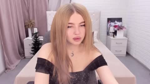 Snapshot of violettaotis chatting on 01.04.25 ViolettaOtis online show from 01.04.25