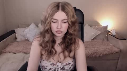 Snapshot of violettaotis chatting on 02.10.25 ViolettaOtis online show from 02.10.25