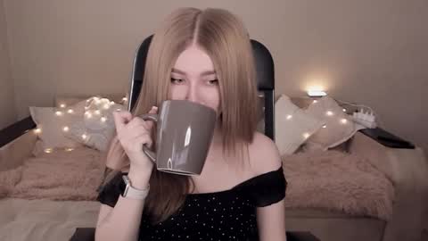 Snapshot of violettaotis chatting on 02.15.25 ViolettaOtis online show from 02.15.25