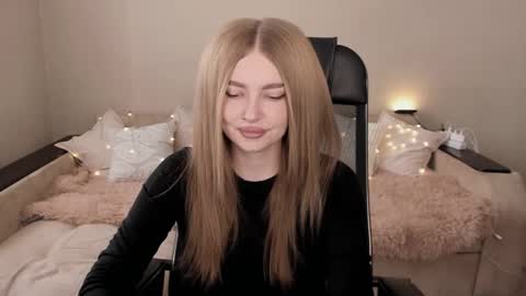 Snapshot of violettaotis chatting on 02.16.25 ViolettaOtis online show from 02.16.25