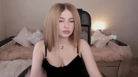 Snapshot of violettaotis chatting on 02.19.25 ViolettaOtis online show from 02.19.25