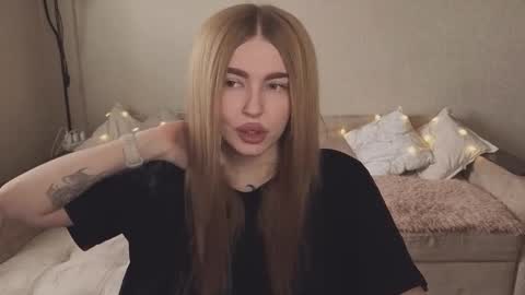 Snapshot of violettaotis chatting on 09.17.25 ViolettaOtis online show from 09.17.25