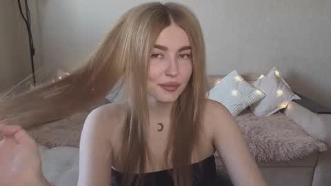 Snapshot of violettaotis chatting on 09.21.25 ViolettaOtis online show from 09.21.25