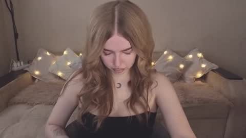 Snapshot of violettaotis chatting on 10.16.25 ViolettaOtis online show from 10.16.25