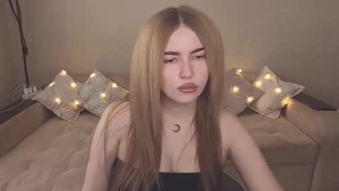 Snapshot of violettaotis chatting on 10.19.25 ViolettaOtis online show from 10.19.25