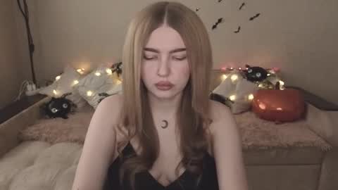 Snapshot of violettaotis chatting on 10.27.25 ViolettaOtis online show from 10.27.25