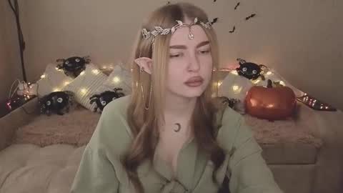 Snapshot of violettaotis chatting on 10.31.25 ViolettaOtis online show from 10.31.25