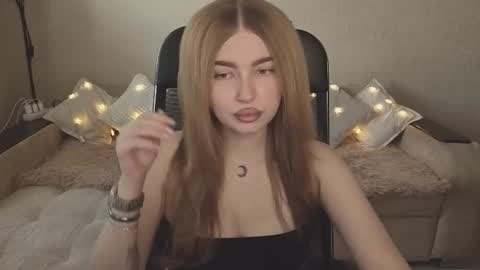 Snapshot of violettaotis chatting on 11.03.25 ViolettaOtis online show from 11.03.25