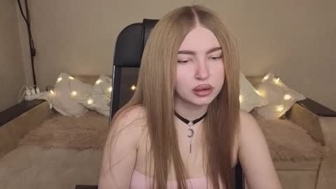 Snapshot of violettaotis chatting on 11.24.25 ViolettaOtis online show from 11.24.25