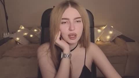 Snapshot of violettaotis chatting on 11.28.25 ViolettaOtis online show from 11.28.25