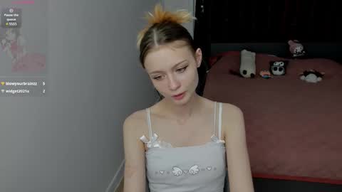 Snapshot of viraglow chatting on 11.25.25 viraglow online show from 11.25.25