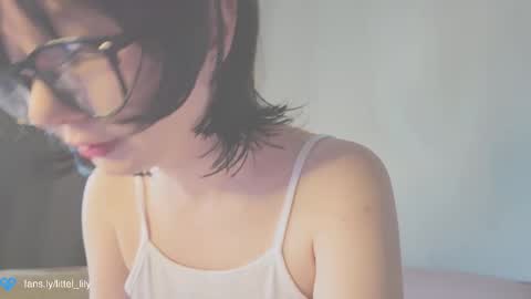 Snapshot of virgiin_lily chatting on 09.11.25 Lily online show from 09.11.25