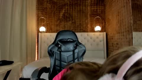 Snapshot of vitta_alfayed chatting on 01.10.25 VittaaaPlease help me with your thumbs up its important online show from 01.10.25