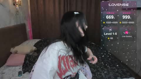 Snapshot of vivi__squirrel chatting on 02.10.25 Vivi online show from 02.10.25