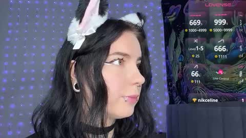 Snapshot of vivi__squirrel chatting on 11.28.25 Vivi online show from 11.28.25