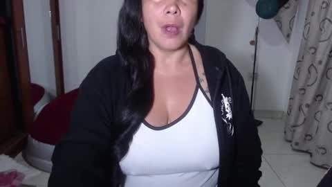 Snapshot of vivian_milf_paint chatting on 02.26.26 vivian_milf_paint online show from 02.26.26