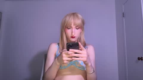 Snapshot of vivianlayxxx chatting on 06.17.26 vivian layy online show from 06.17.26