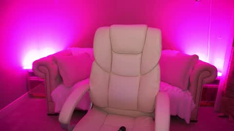 Snapshot of vivianned chatting on 10.21.25 Vivien online show from 10.21.25