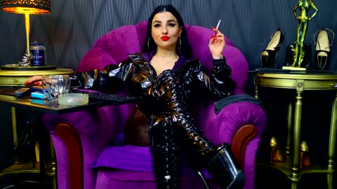 Snapshot of vivianreeve chatting on 12.11.24 Vivian Reeve online show from 12.11.24