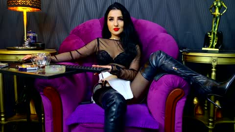 Snapshot of vivianreeve chatting on 12.14.24 Vivian Reeve online show from 12.14.24