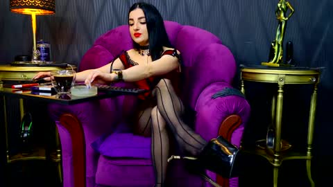 Snapshot of vivianreeve chatting on 12.17.24 Vivian Reeve online show from 12.17.24