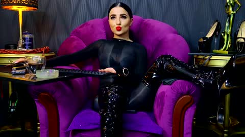 Snapshot of vivianreeve chatting on 12.18.24 Vivian Reeve online show from 12.18.24