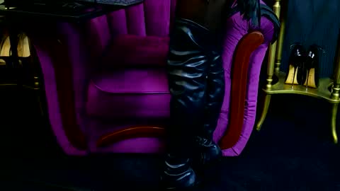 Snapshot of vivianreeve chatting on 10.23.25 Vivian Reeve online show from 10.23.25