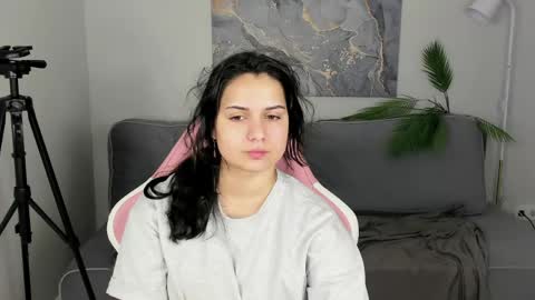 Snapshot of vivien_ross chatting on 05.18.26 vivien_ross online show from 05.18.26