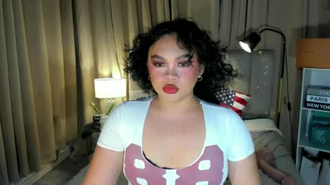 Snapshot of vivienne_monroe chatting on 06.14.26 vivienne_monroe online show from 06.14.26