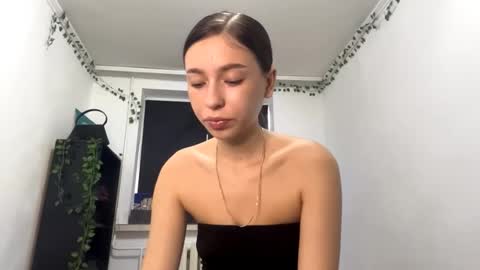 Snapshot of viviennebreihan chatting on 10.28.25 Vivi online show from 10.28.25