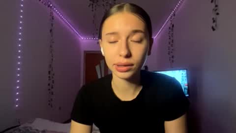 Snapshot of viviennebreihan chatting on 11.17.25 Vivi online show from 11.17.25