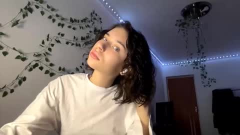 Snapshot of viviennebreihan chatting on 11.29.25 Vivi online show from 11.29.25