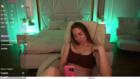 Snapshot of vixenmuse chatting on 06.17.26 Ur Lady online show from 06.17.26
