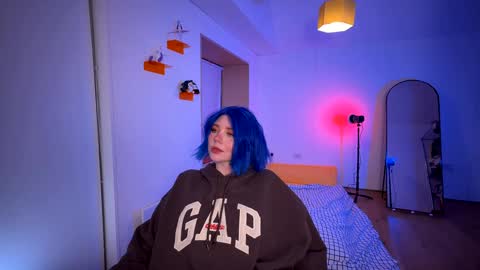 Polly  Online mostly at 9pm-2am UK Time online show from 01.24.25