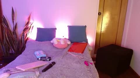 Snapshot of w_kittycat chatting on 09.23.25 kitty SUPORT ME AND MY BABY SINGLE MOMY online show from 09.23.25