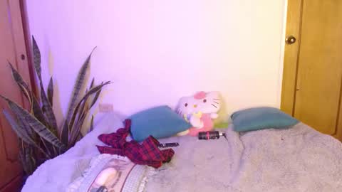 Snapshot of w_kittycat chatting on 10.03.25 kitty SUPORT ME AND MY BABY SINGLE MOMY online show from 10.03.25