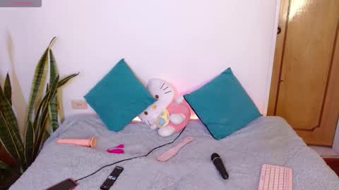 Snapshot of w_kittycat chatting on 11.21.25 kitty SUPORT ME AND MY BABY SINGLE MOMY online show from 11.21.25