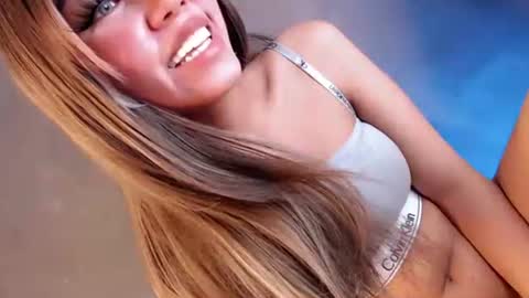 Isla Fox online show from 09.19.25