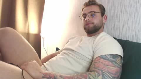 Snapshot of waynemiller_ chatting on 12.04.25 Wayne online show from 12.04.25