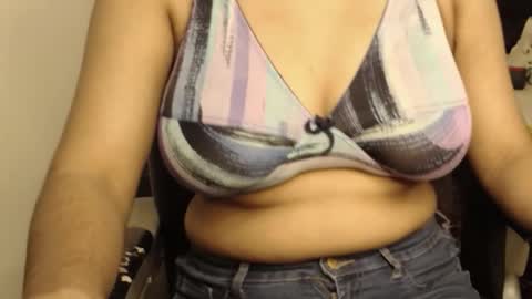 Snapshot of webshowxxx chatting on 11.23.25 mina online show from 11.23.25