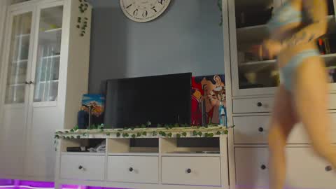 Snapshot of weed_princesss chatting on 12.04.24 moon online show from 12.04.24