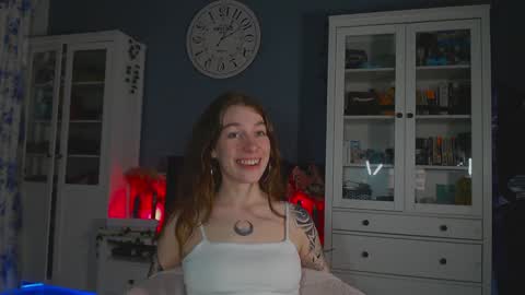 Snapshot of weed_princesss chatting on 02.05.25 moon online show from 02.05.25