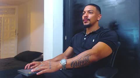 Snapshot of wesleyrogger chatting on 10.05.25 Wesley Rogger online show from 10.05.25