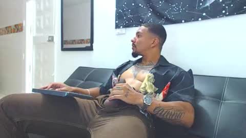 Snapshot of wesleyrogger chatting on 11.05.25 Wesley Rogger online show from 11.05.25