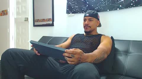 Snapshot of wesleyrogger chatting on 11.11.25 Wesley Rogger online show from 11.11.25