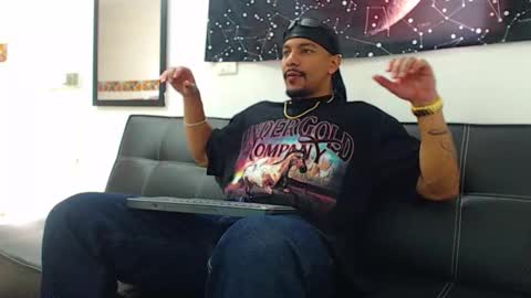 Snapshot of wesleyrogger chatting on 11.23.25 Wesley Rogger online show from 11.23.25