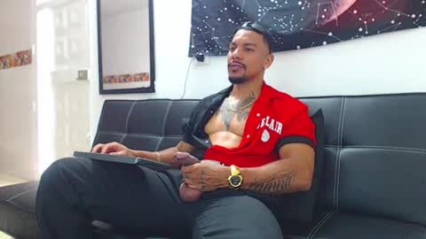 Snapshot of wesleyrogger chatting on 11.28.25 Wesley Rogger online show from 11.28.25