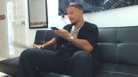 Snapshot of wesleyrogger chatting on 11.29.25 Wesley Rogger online show from 11.29.25