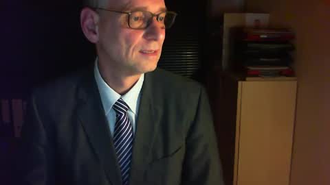 Snapshot of wetsuitedman chatting on 01.10.25 Franz online show from 01.10.25